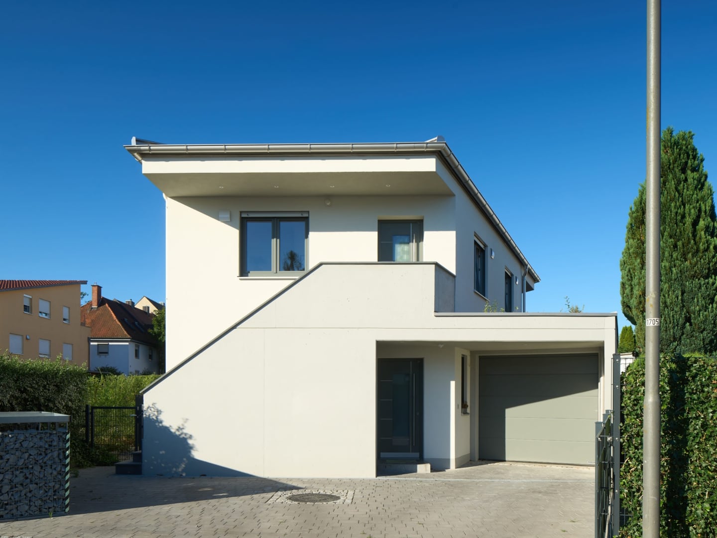 Haus mit Garage und Treppenaufgang