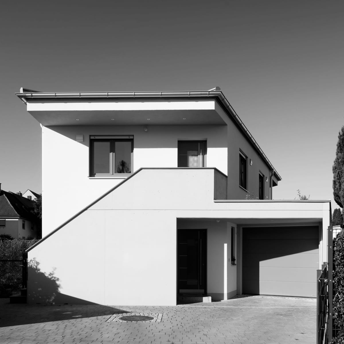 Haus mit Treppenaufgang, Garage und Stellplatz