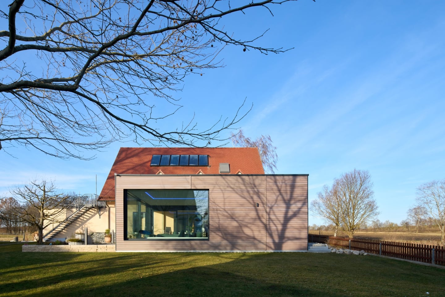 Holzanbau an ein Einfamilienhaus mit Garten