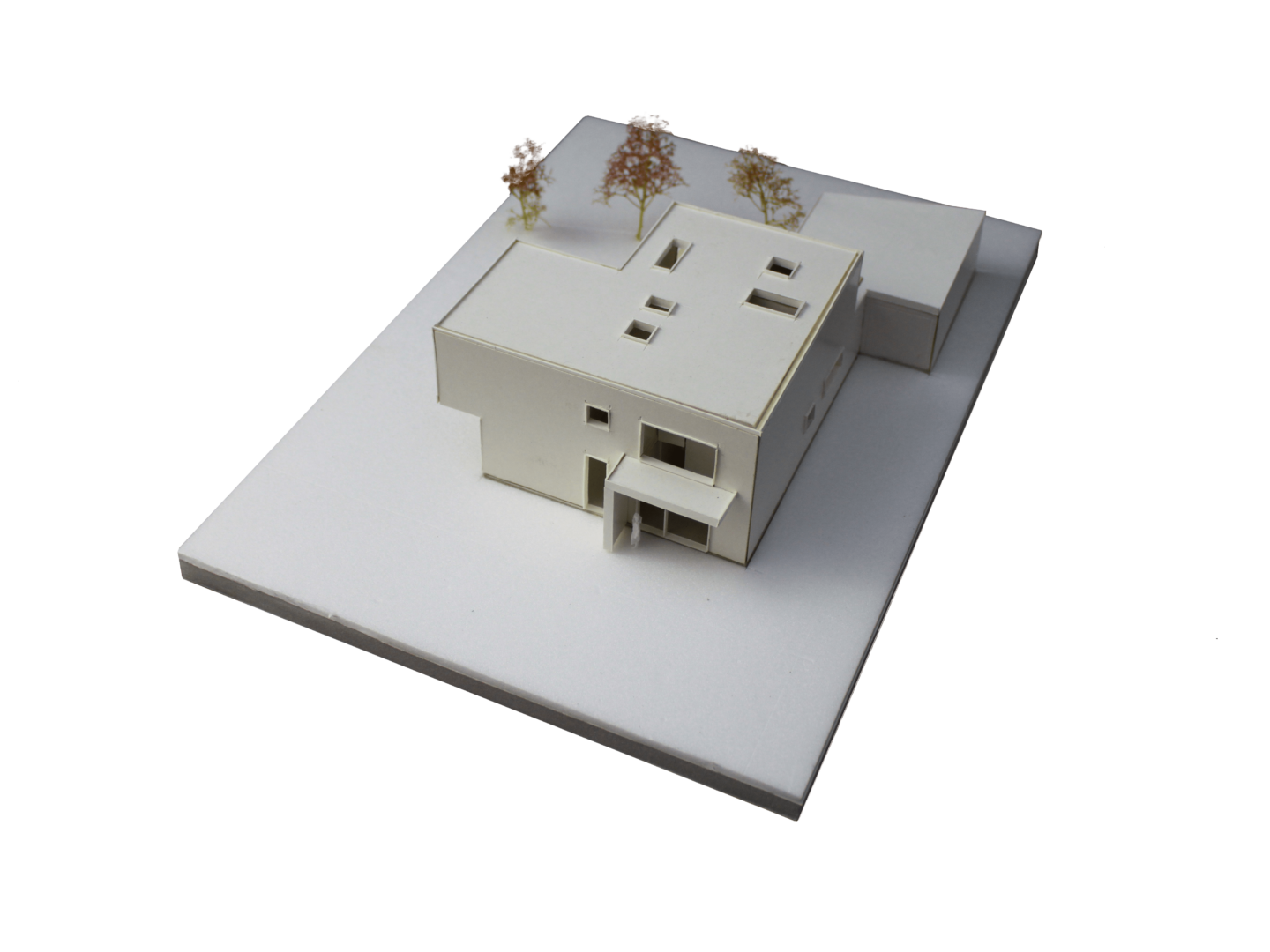 Handgebautes Modell für ein Einfamilienhaus mit Pool