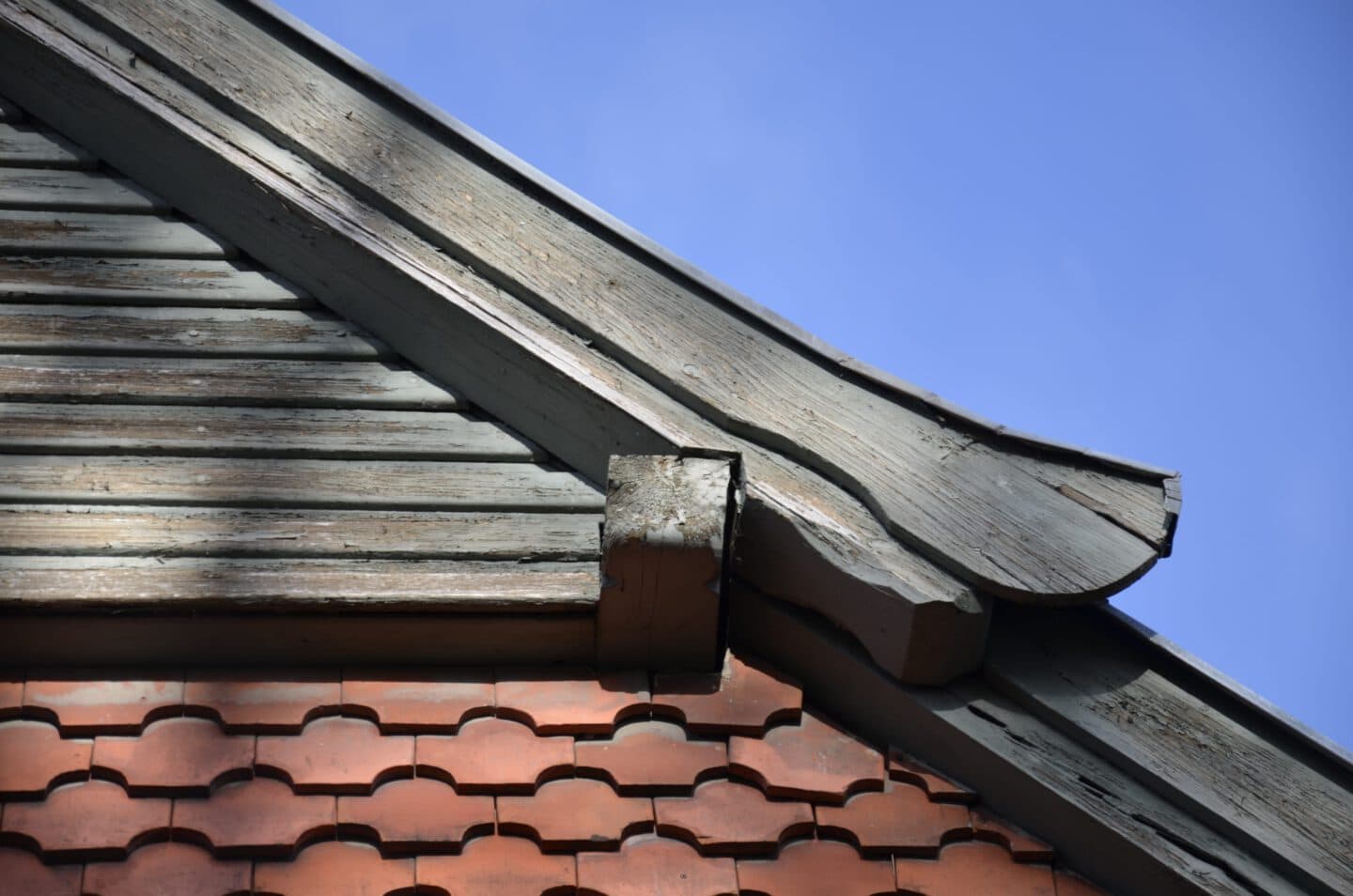 rote Dachschindeln mit Holzbalken einer alten Villa