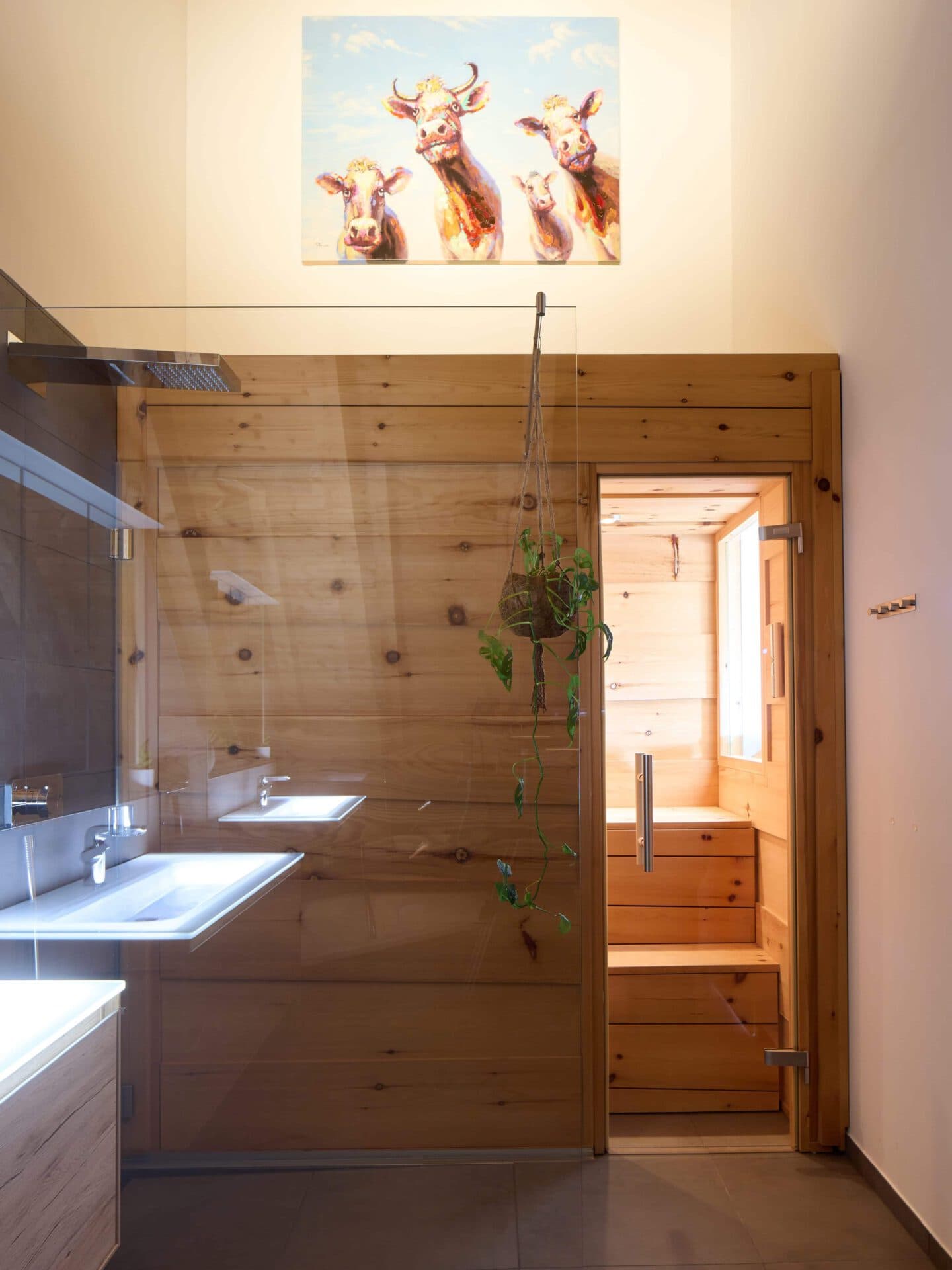 Aufnahme einer Sauna mit Dusche und Waschbecken in einem Doppelhaus
