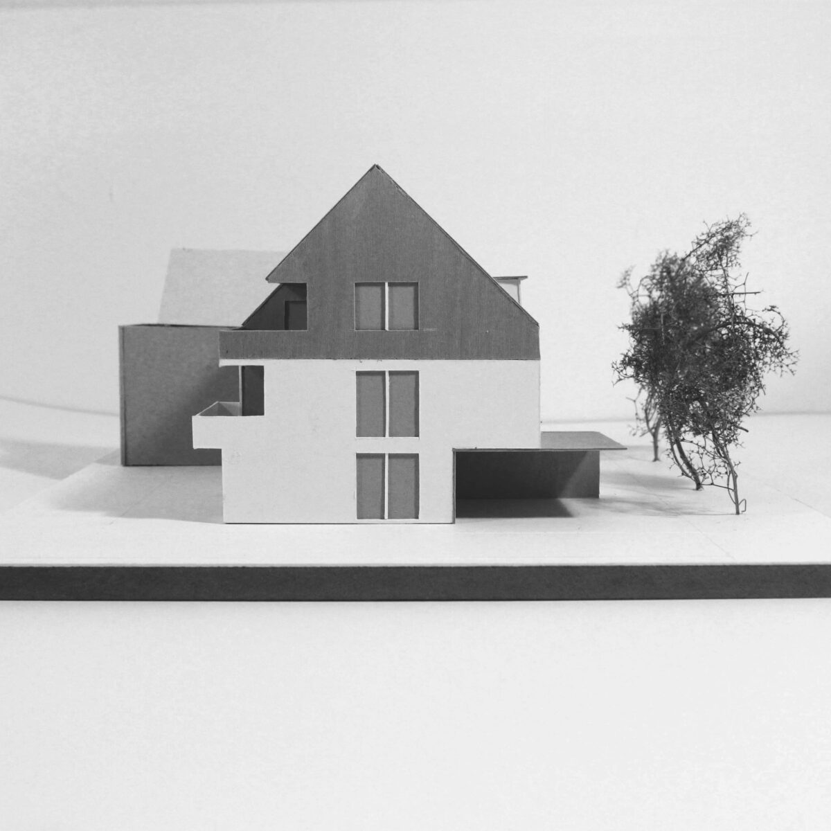 Modell eines neugebauten Doppelhauses für drei Wohneinheiten
