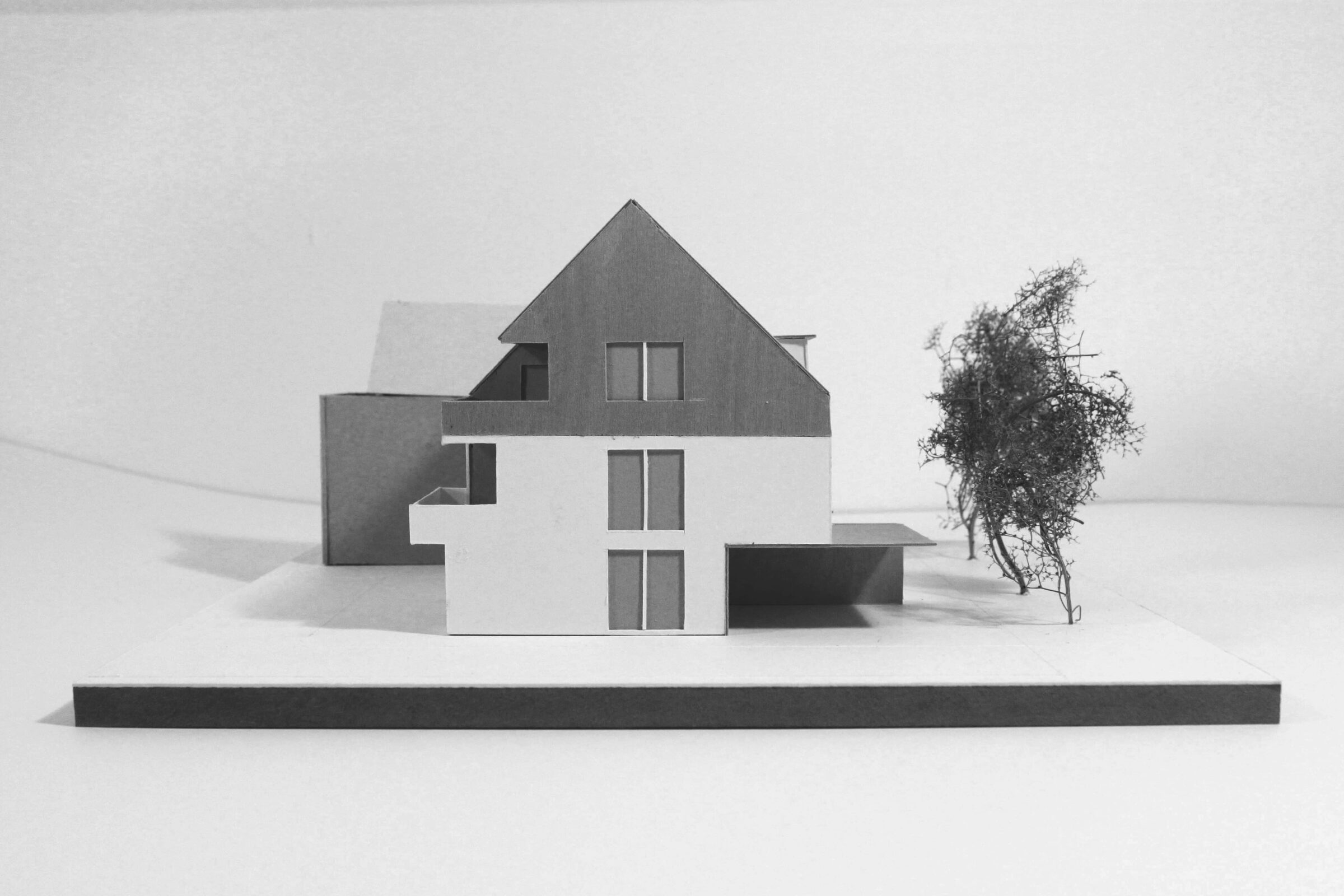 Modell eines neugebauten Doppelhauses mit drei Wohneinheiten