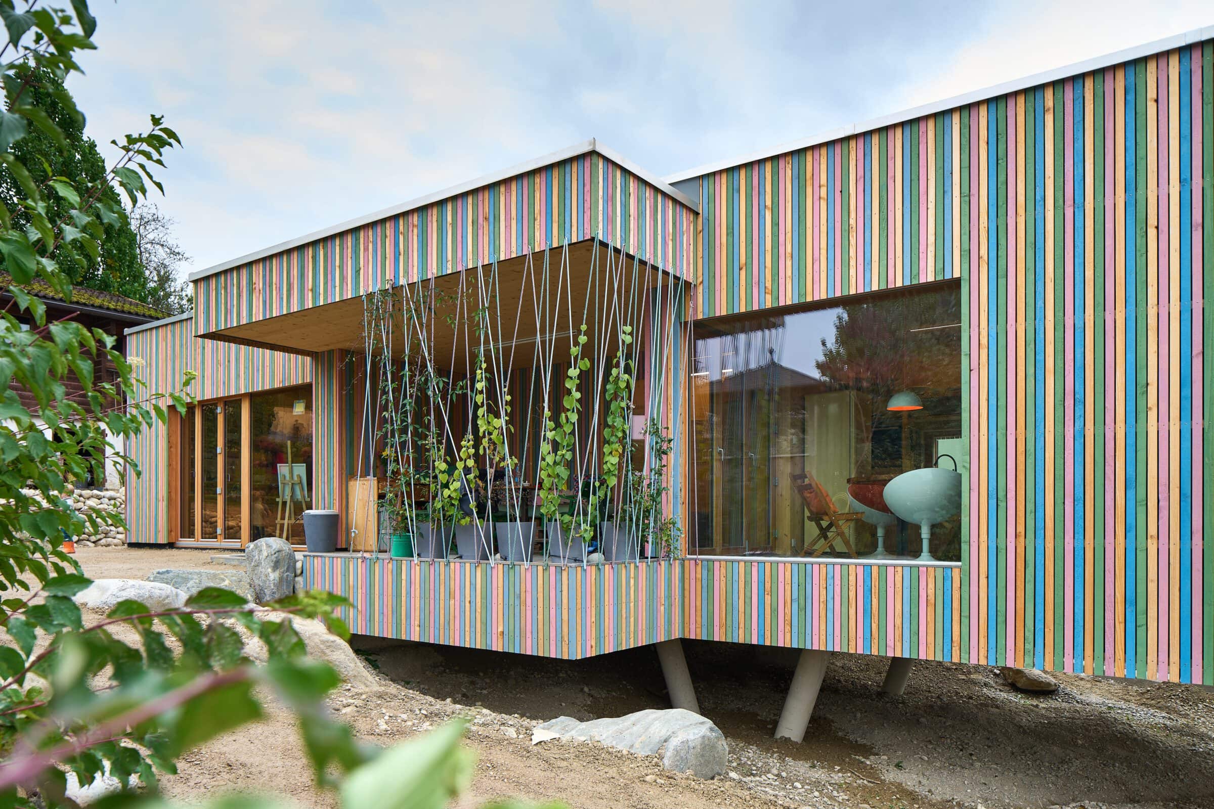 Bunte Fassade Austragshaus Holz