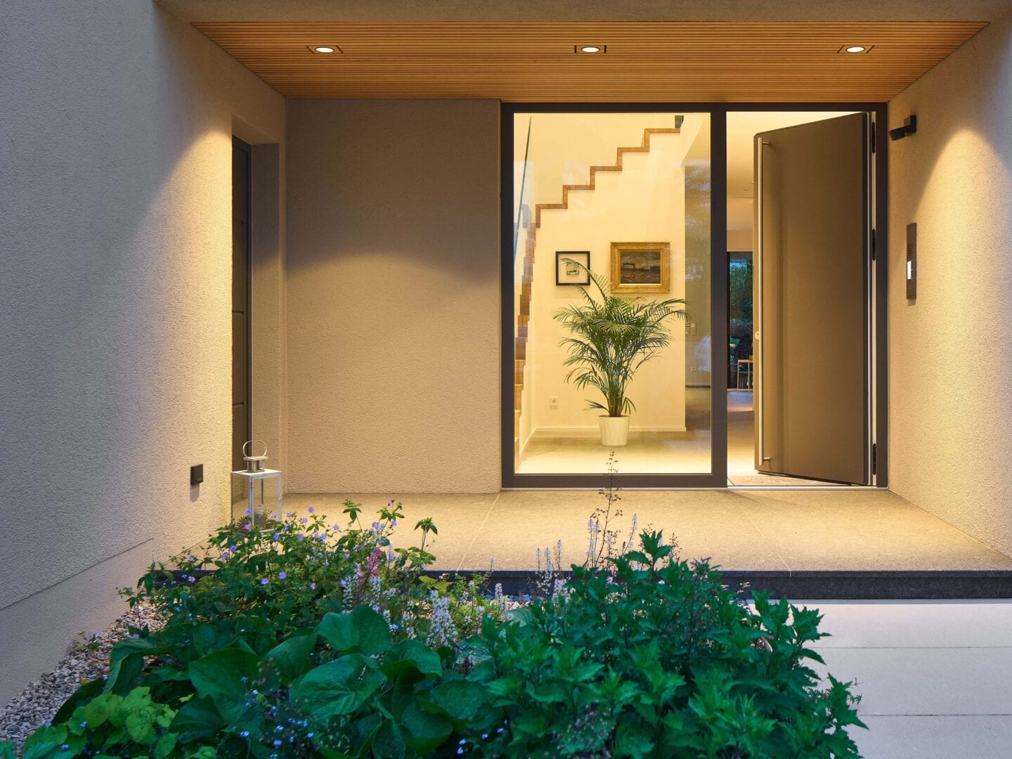 Eingangsbereich mit Windfang eines modernen Einfamilienhauses mit Garage.